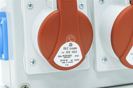 Appareillage de bâtiment équipé IP44 16A/5P, 32A/5P, 2x230V, fenêtre 8 mod.