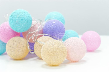 Guirlande lumineuse à boules de coton LED 20pcs nuances de rose, violet, saumon, turquoise Milagro EKD2891 pour piles